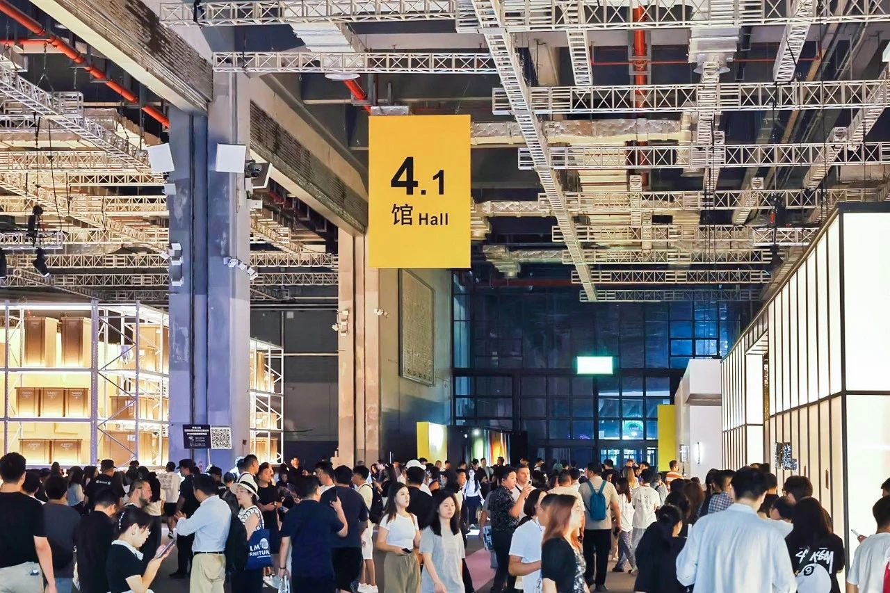 11月27日，2025中国家博会（广州）经英万里行走进山东青岛，携手青岛达翁家居商场，联动青岛优质经销商代表，面对面零距离沟通交流。